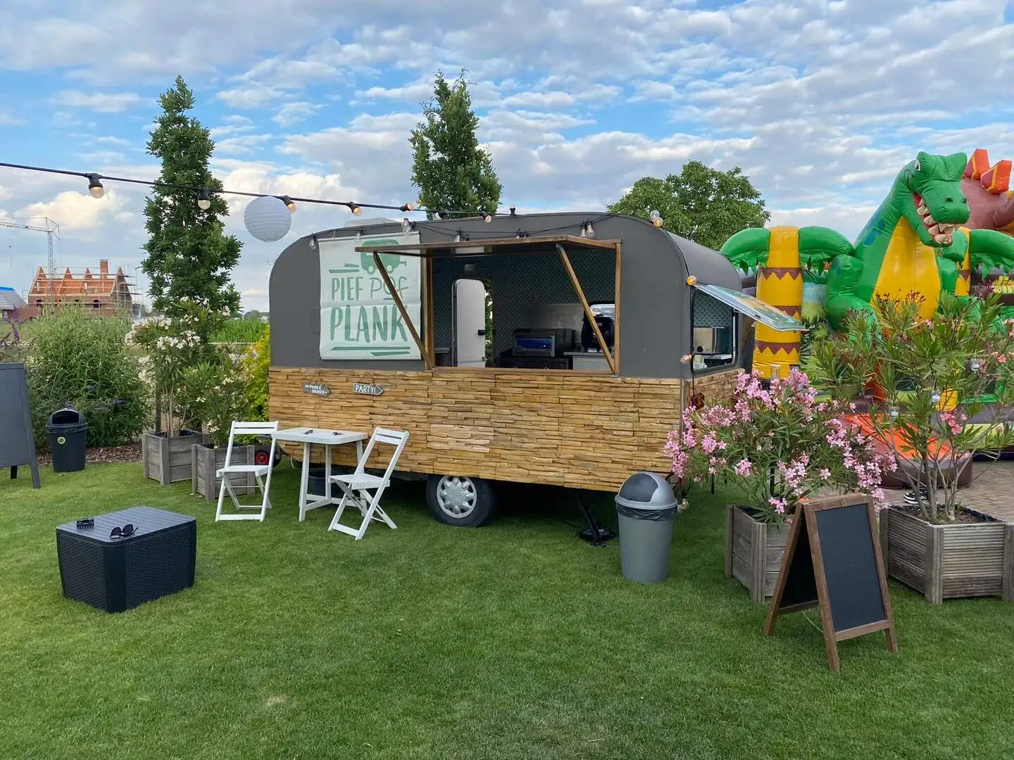 De Pief Pof Plank-foodtruck op een feestlocatie in de tuin