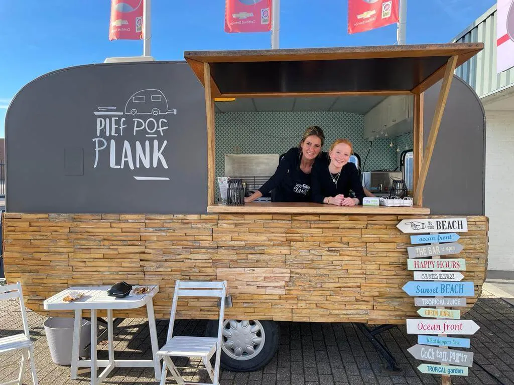 De Pief Pof Plank-foodtruck met Chantal en collega in het serveerluik