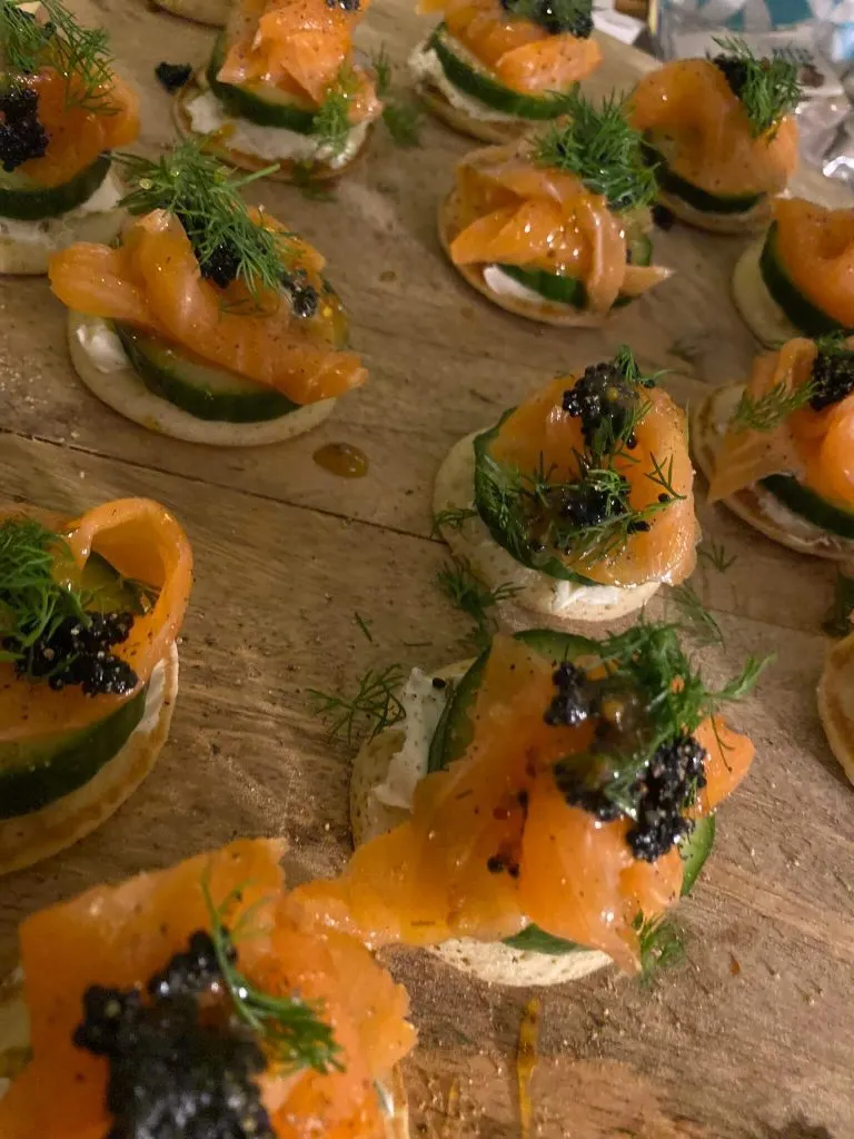 Blini's met gerookte zalm, kaviaar en komkommer van dichtbij