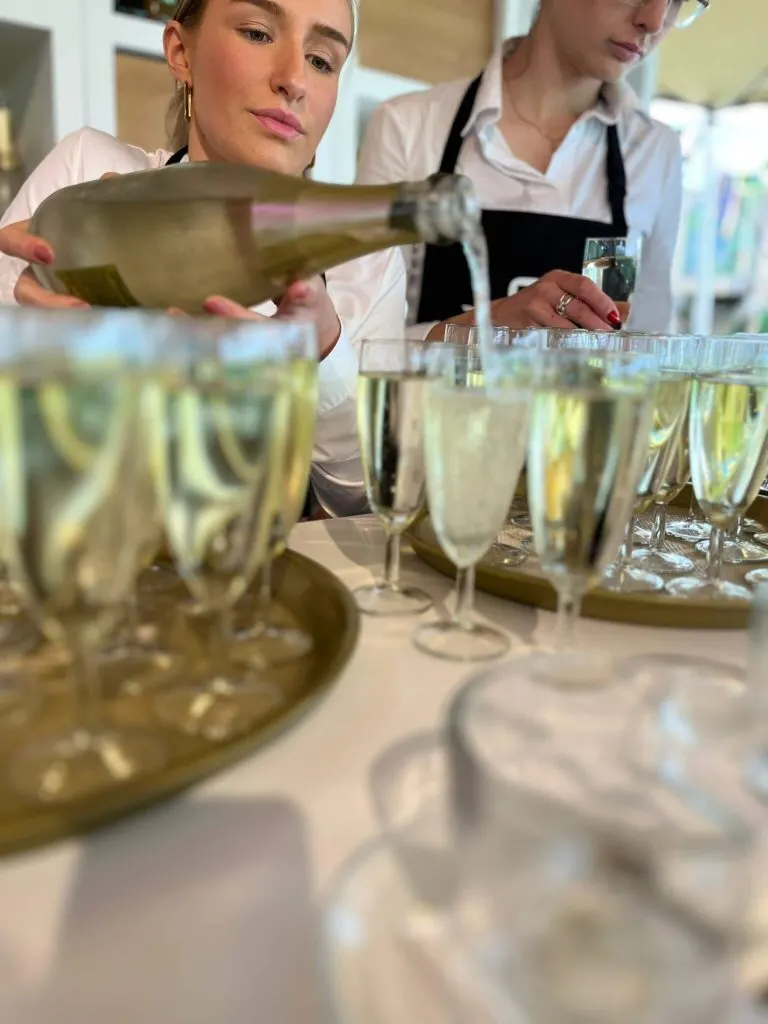 Glazen bubbels worden ingeschonken op een dienblad