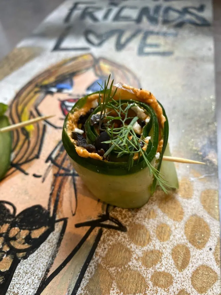 Courgette-amuse op de handbeschilderde serveerplank