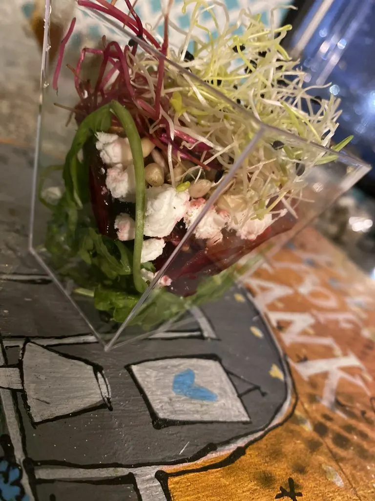 Verrines met frisse salades en gerookte zalm op het buffet