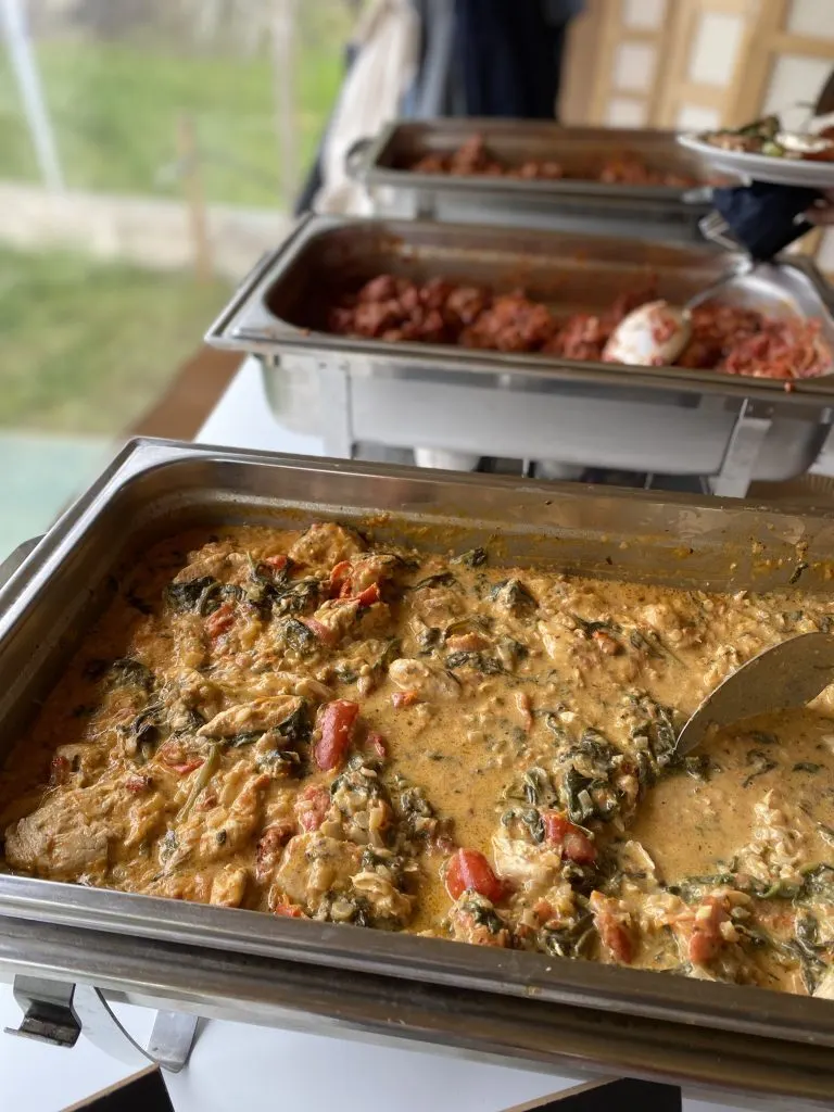 Warme gerechten in chafing dishes op het buffet