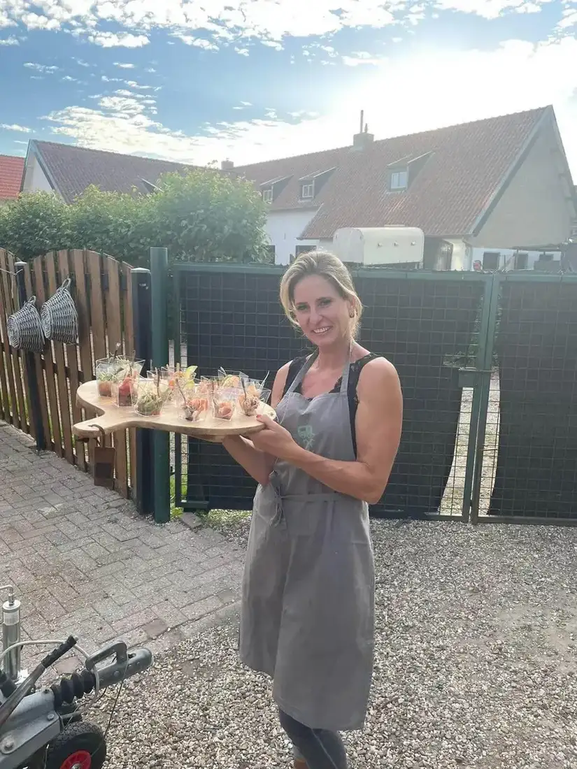 Chantal met een plank vol hapjes, klaar om uit te serveren