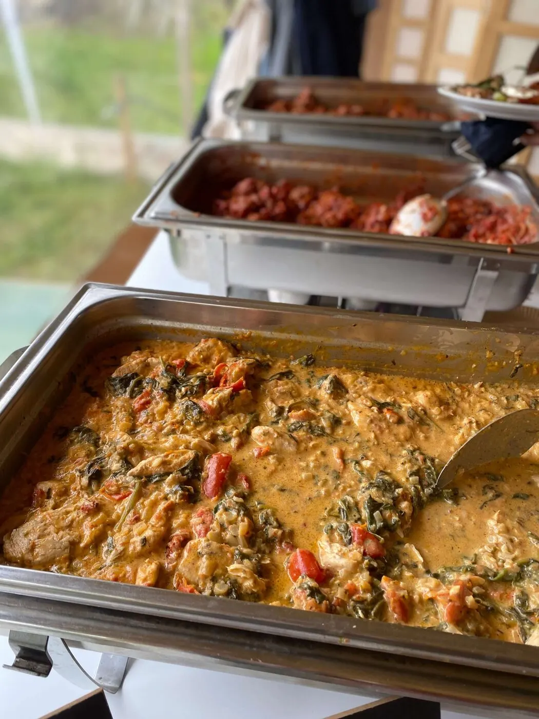 Warme curry in chafing dishes, klaar voor het buffet