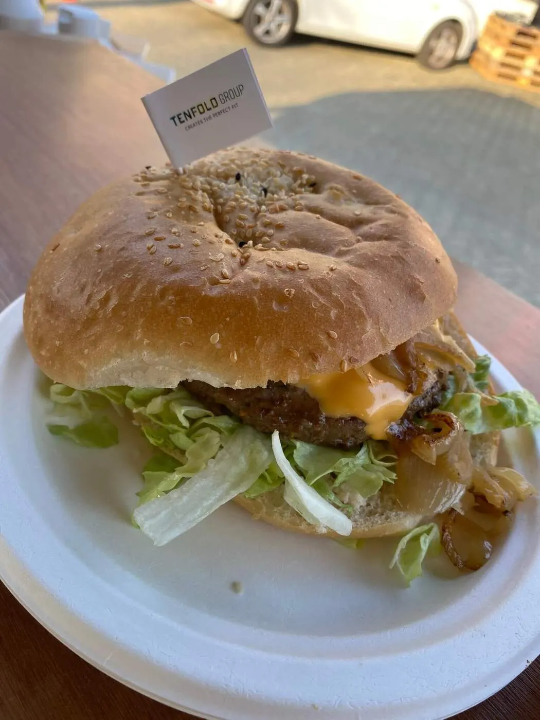 Vers bereide hamburger op een bordje
