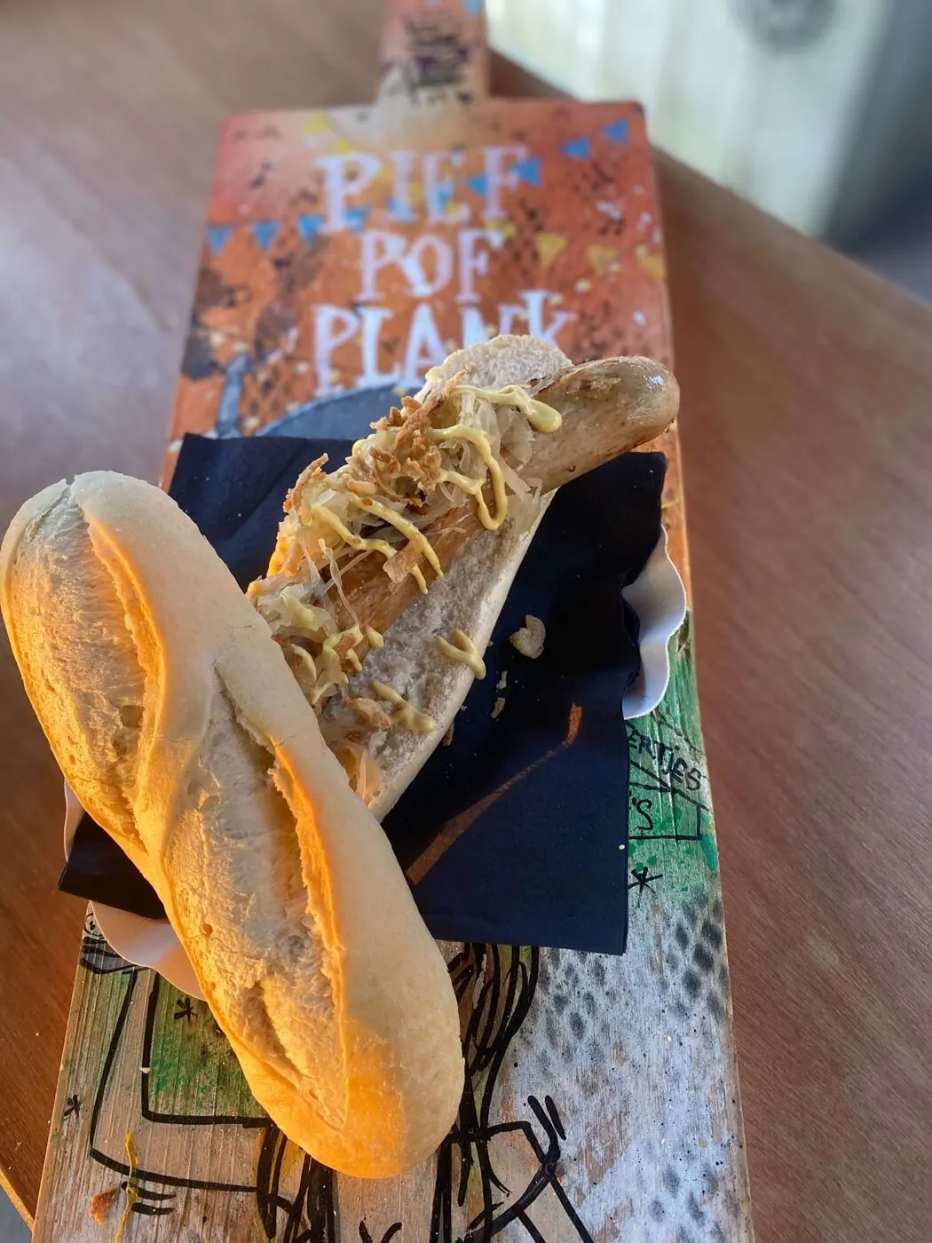 Stokbrood pulled pork op de handbeschilderde Pief Pof Plank-plank