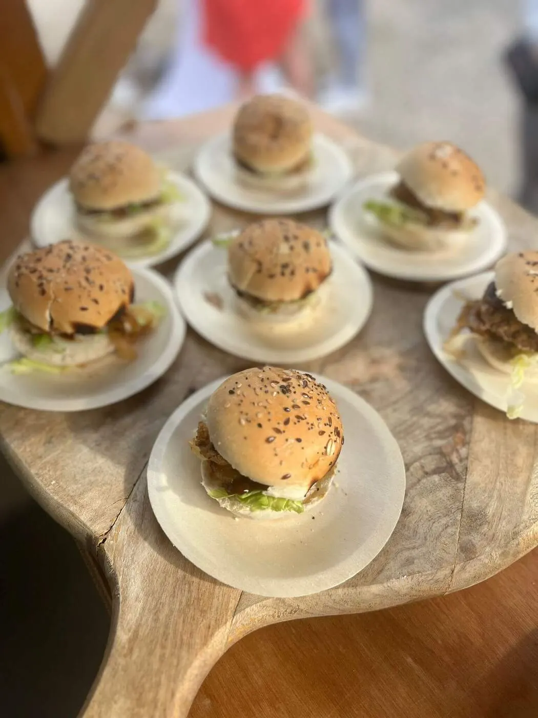 Mini-hamburgers geserveerd op een houten plank
