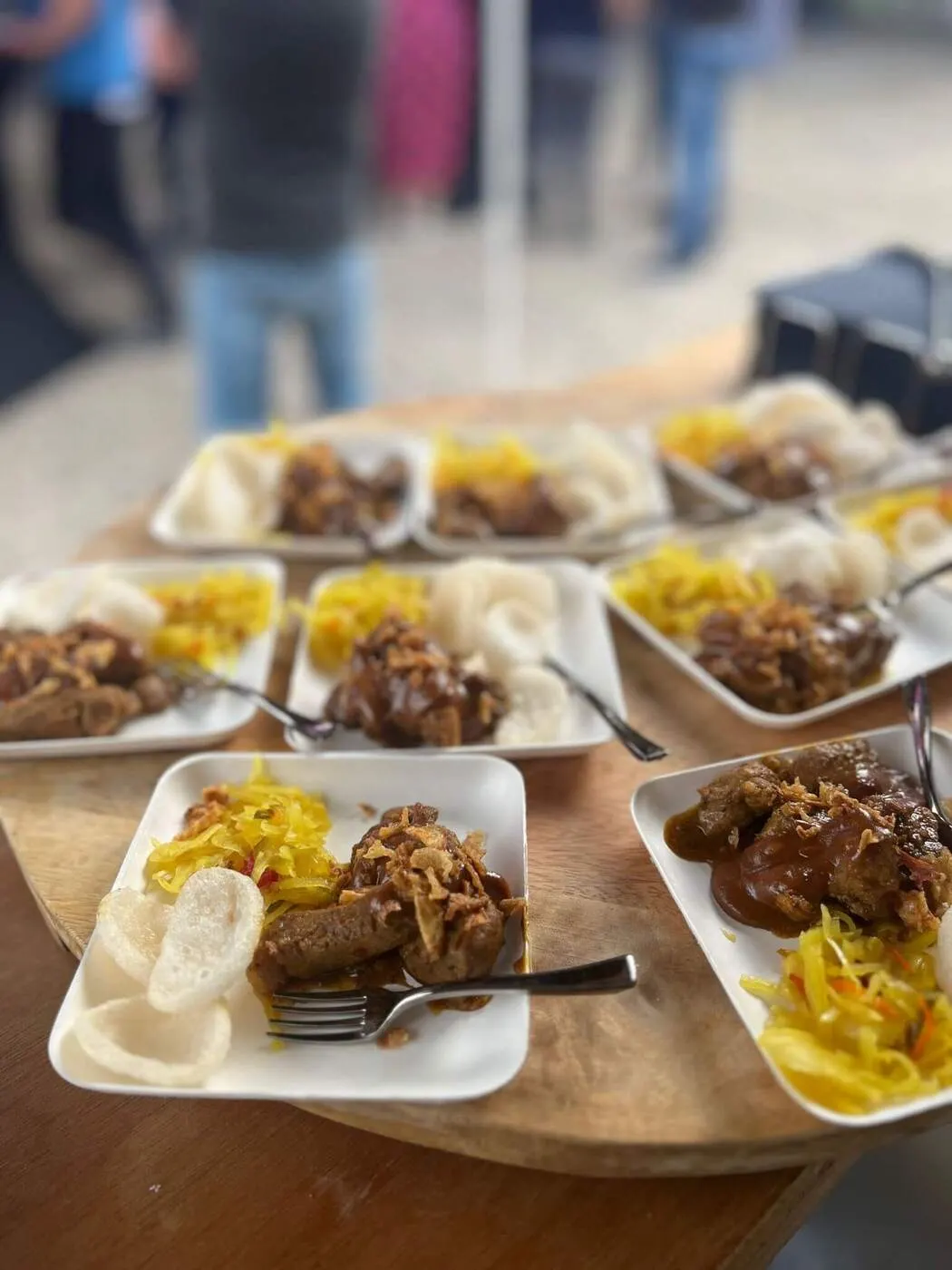 Bakjes pulled pork met rijst, klaar om uit te delen