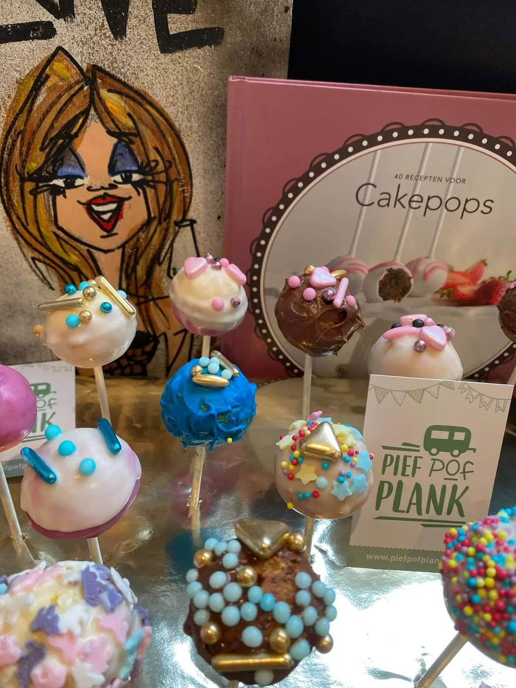 Vrolijk versierde cakepops als zoete afsluiter