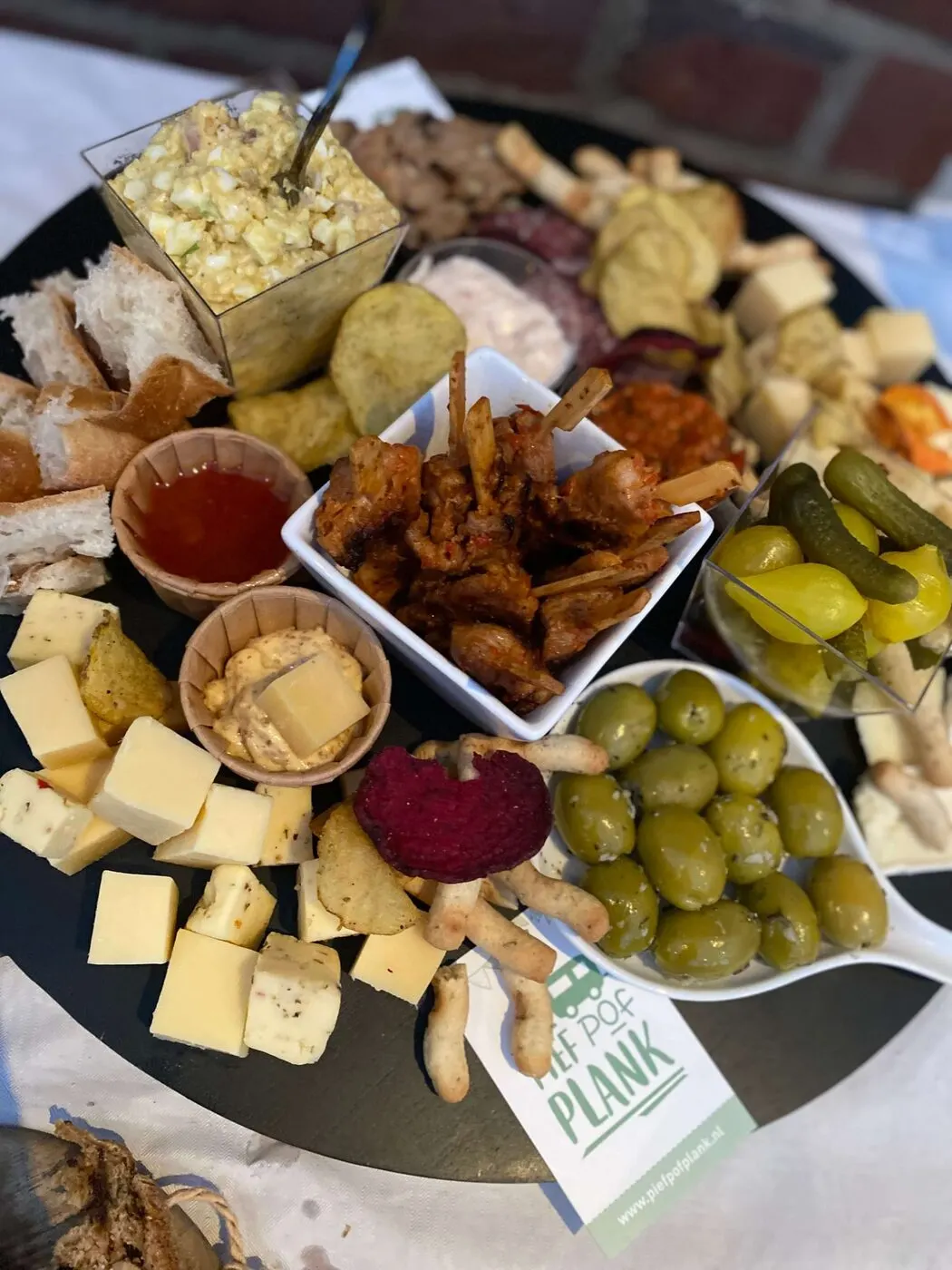 Borrelplank met aardappelsalade, olijven en kaas