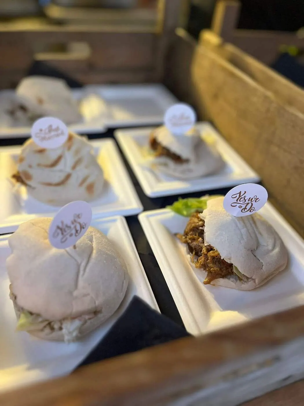 Broodjes en hapjes met naamkaartjes op het buffet