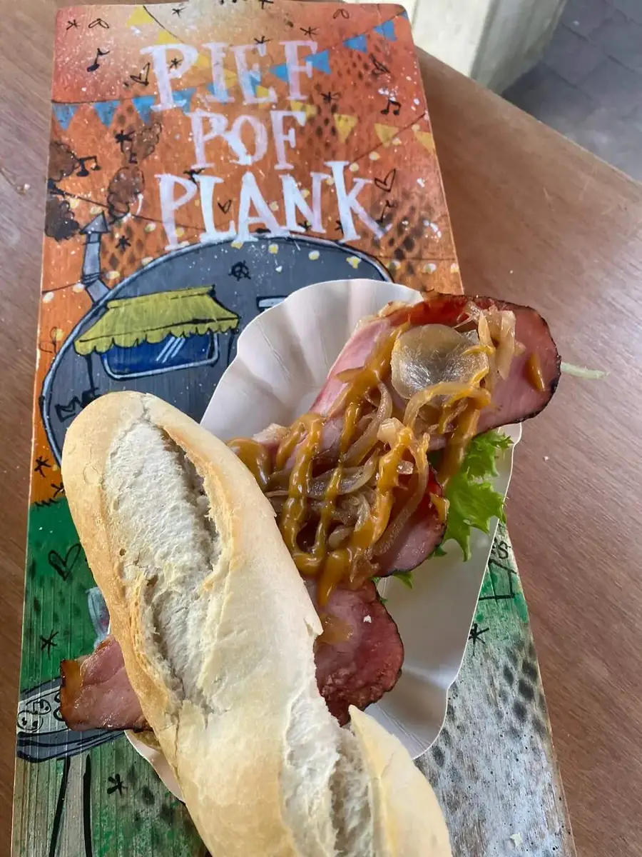 Stokbrood pulled pork naast het Pief Pof Plank-menubord