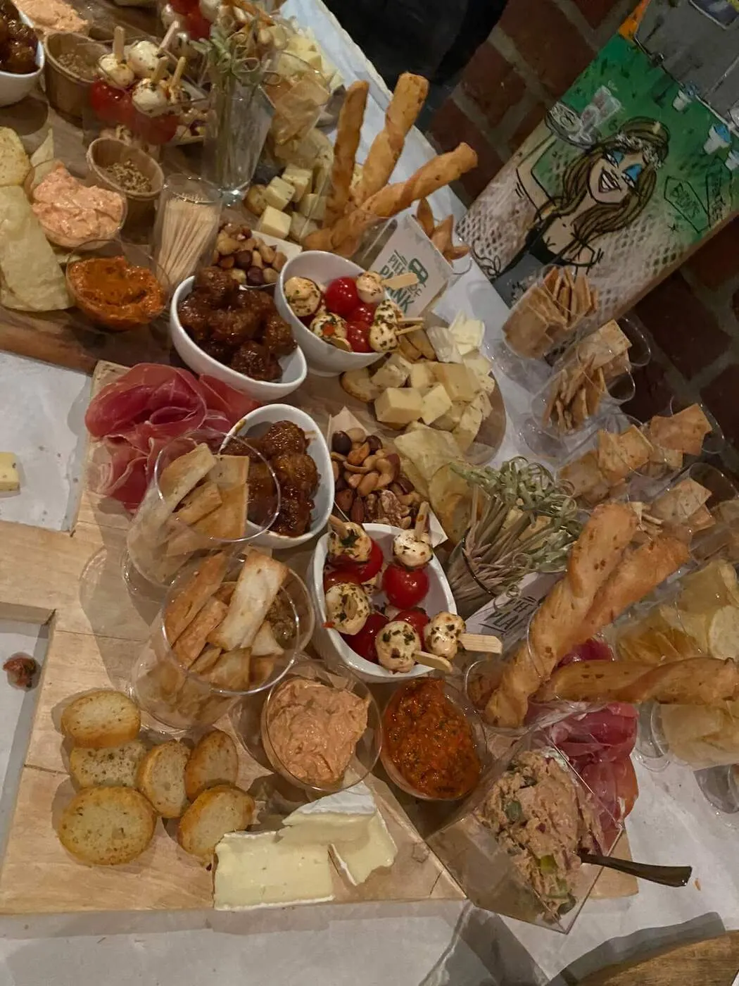 Rijk gevulde borrelplank met charcuterie, kaas en soepstengels