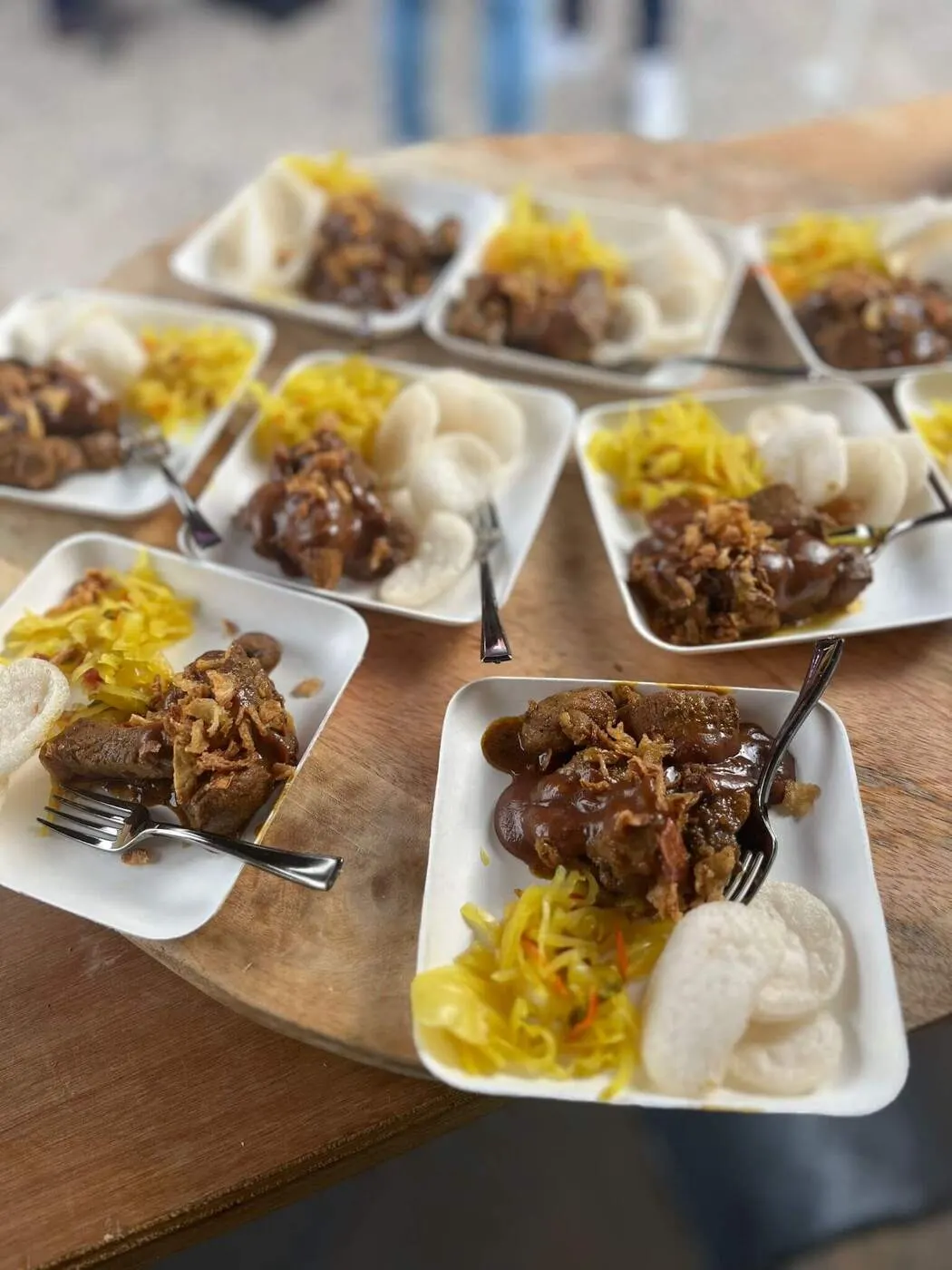 Bakjes pulled pork met rijst en gele rijst op een plank