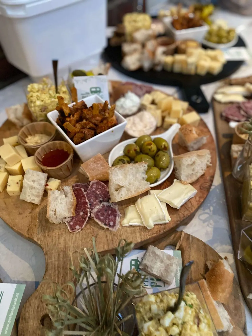 Meerdere borrelplanken naast elkaar op een feesttafel