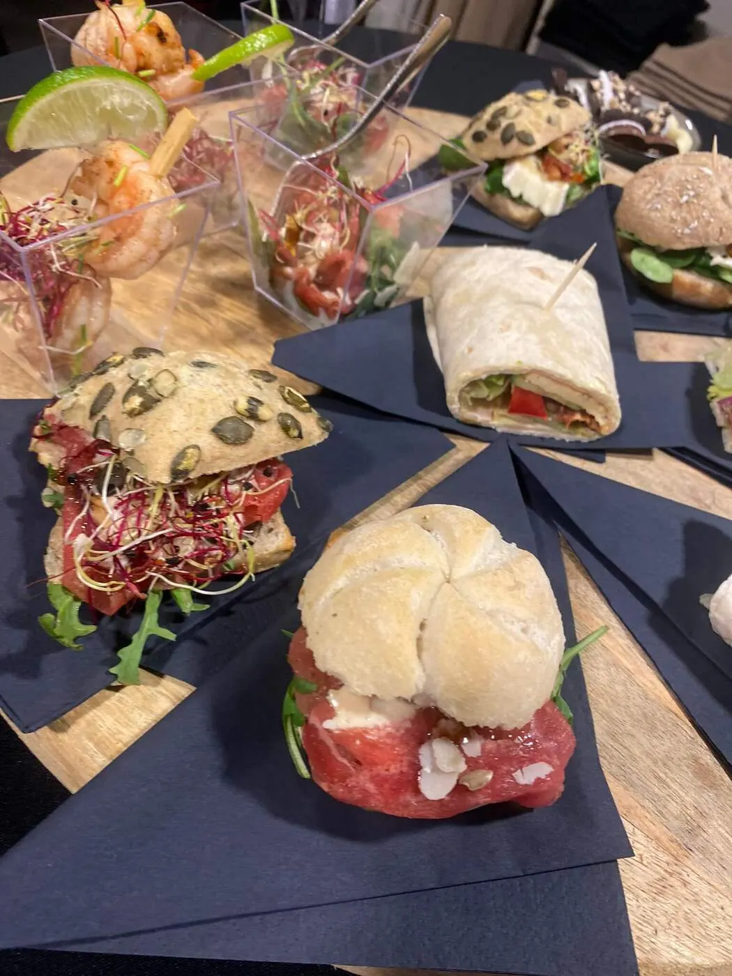 Wraps en broodjes carpaccio op donkere servetten