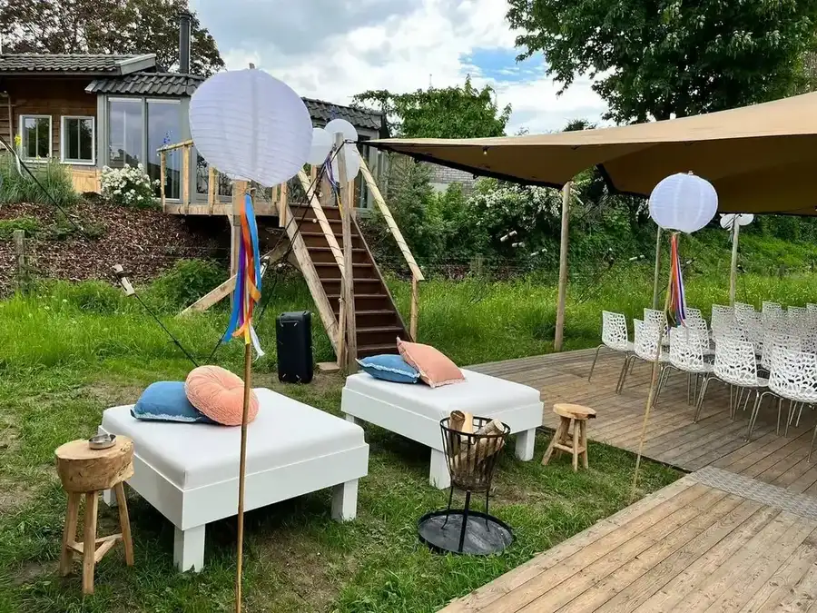 Tuinfeest-setting met loungebanken en lampionnen
