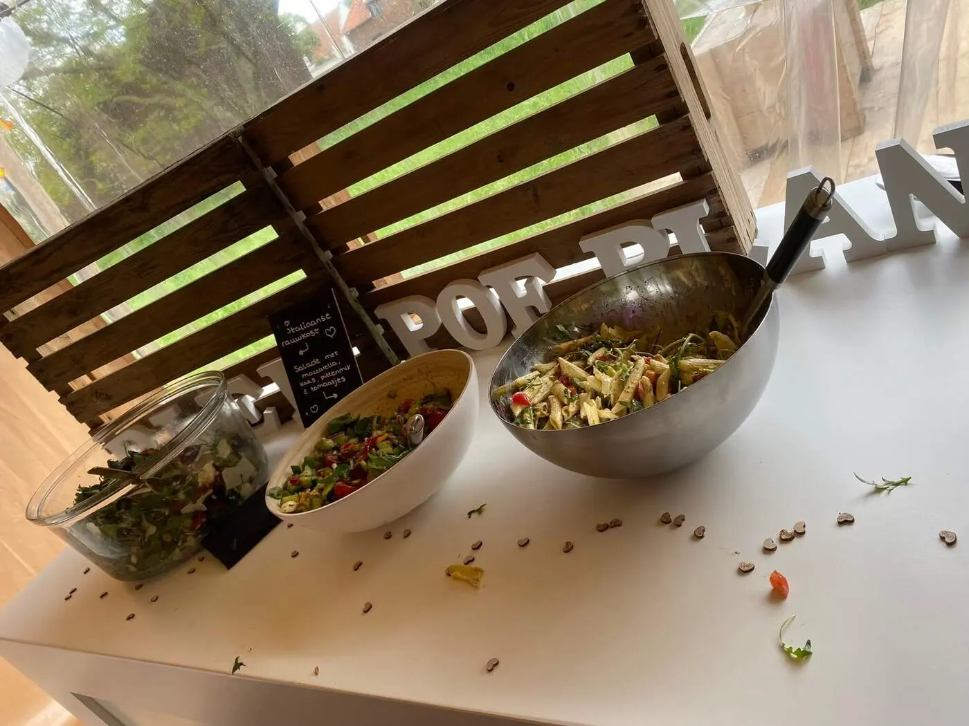 Saladebowls klaargezet in het doorgeefluik van de truck