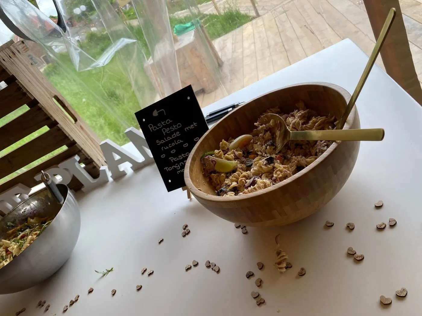 Noedelsalade in een houten bowl op het buffet